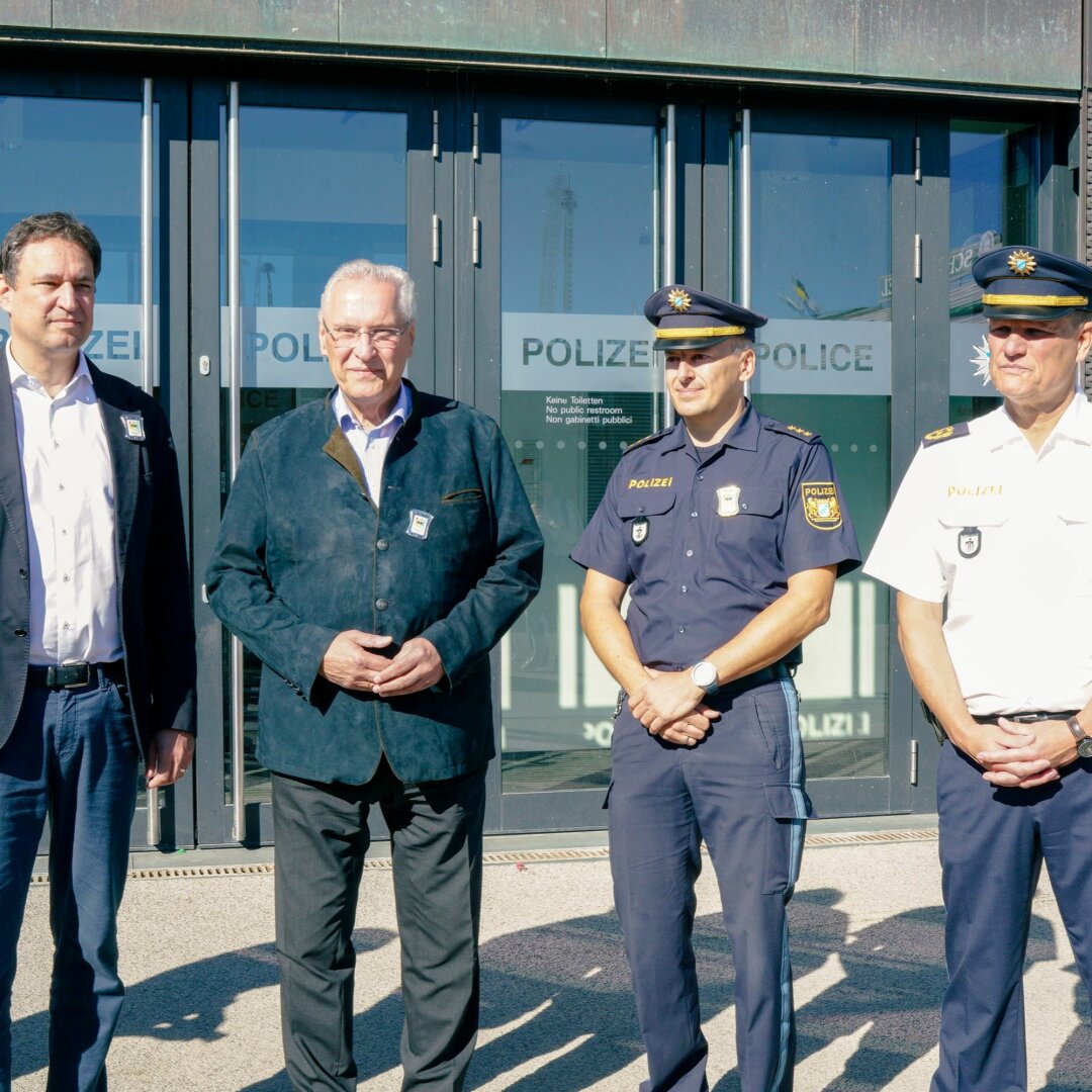 Auf dem Bild ist Innenminister Joachim Herrmann bei seinem gemeinsamen Besuch mit Justizminister Georg Eisenreich bei der Wiesn-Wache auf dem diesjährigen Oktoberfest zu sehen.