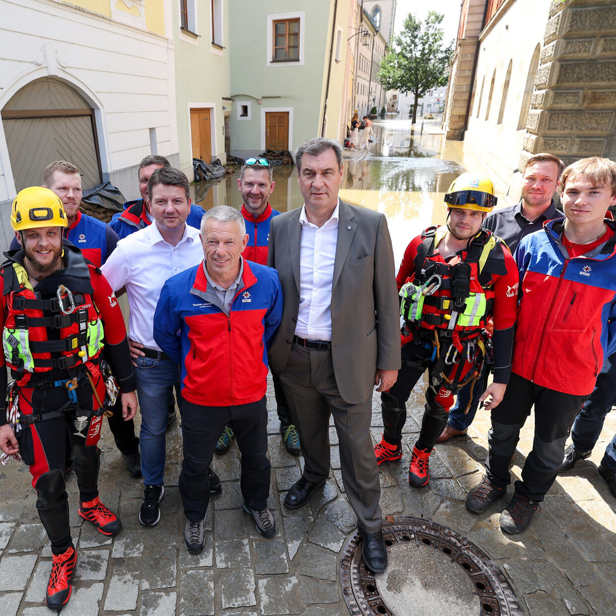 Söder und Kirchner mit Einsatzkräften bei Hochwasser in Passau