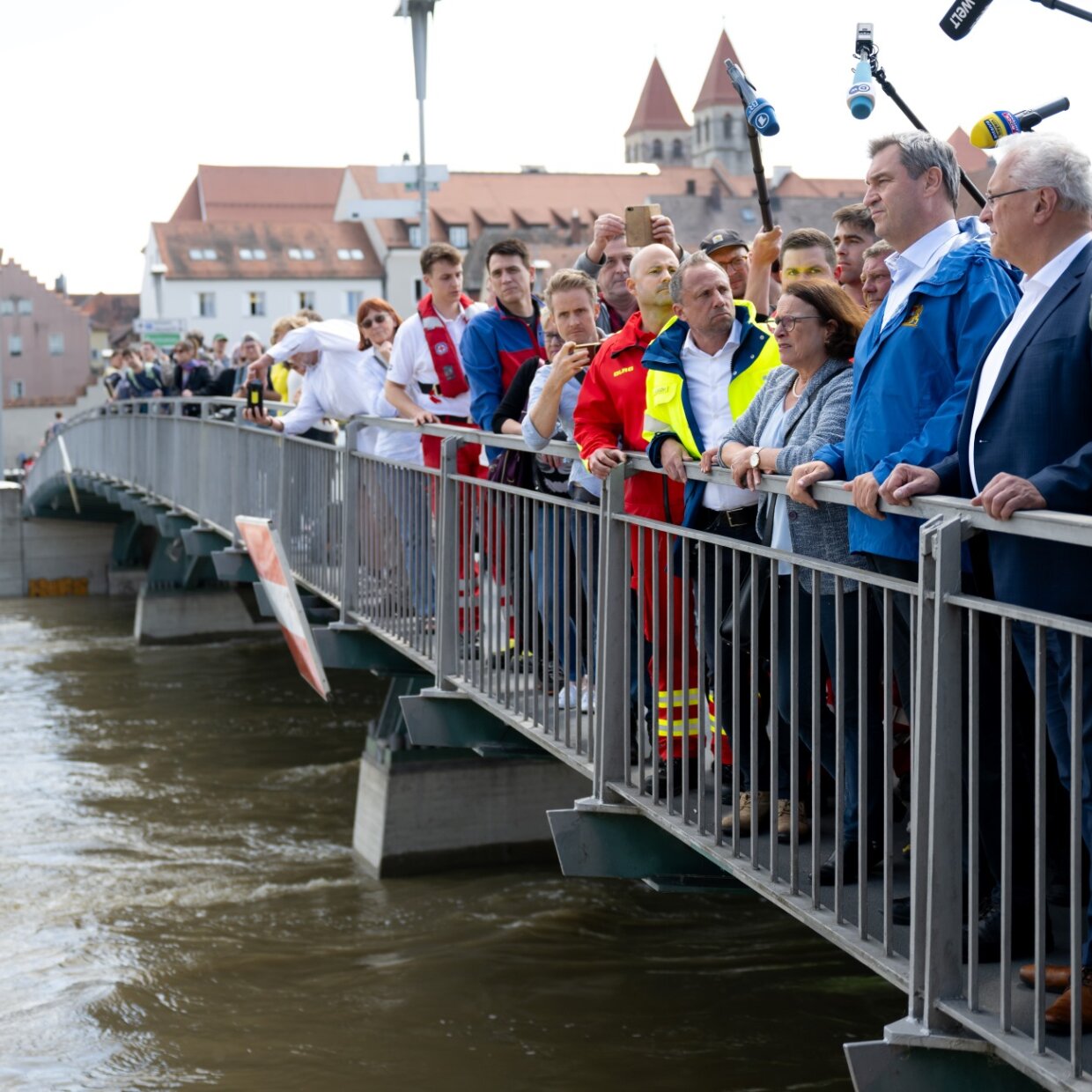Söder und Herrmann auf einer Brücke in Regensburg