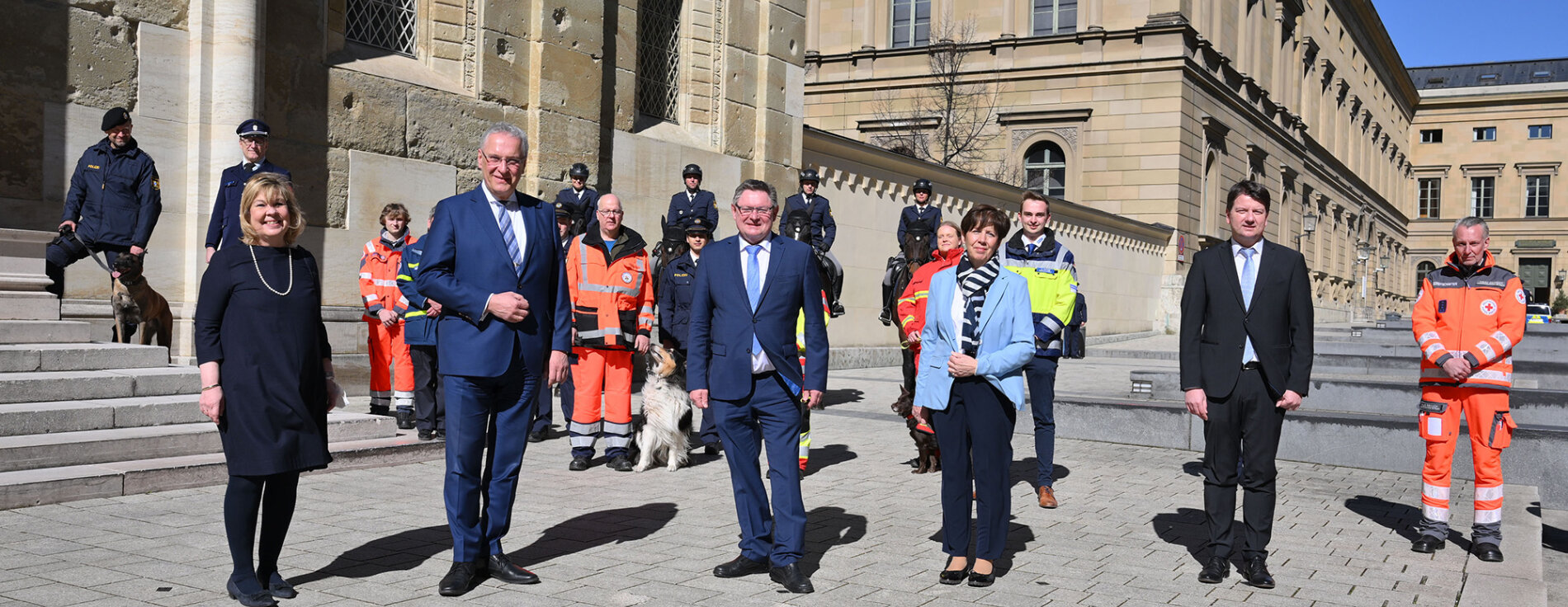 10. März 2022: Innenminister Joachim Herrmann hat Staatssekretär Gerhard Eck verabschiedet und Sandro Kirchner in sein neues Amt eingeführt: „Weit und breit gab es in der Geschichte des Nachkriegsfreistaats keinen Staatssekretär, der länger als Eck im Amt war.“ Zu Herrn Kirchner sagte er: „Die Fußstapfen, die Eck seinem Nachfolger hinterlässt, sind durchaus gewaltig, aber ich bin fest davon überzeugt: Auch wir beide werden ein starkes Duo für die innere Sicherheit in unserem Land.“