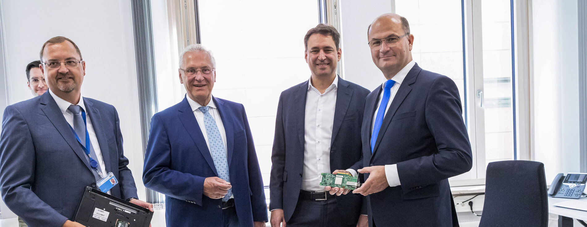 Finanz- und Heimatminister Albert Füracker, Innenminister Joachim Herrmann und Justizminister Georg Eisenreich mit dem Leiter des LSI, Bernd Geisler