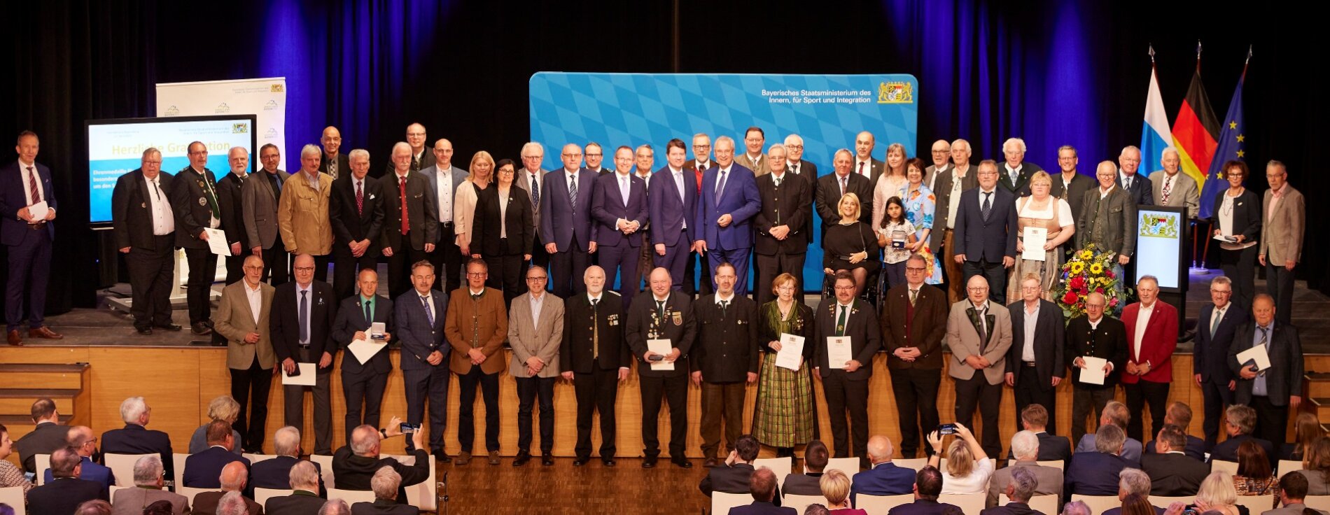 Gruppenfoto mit Geehrten der Ehrenmedaillen