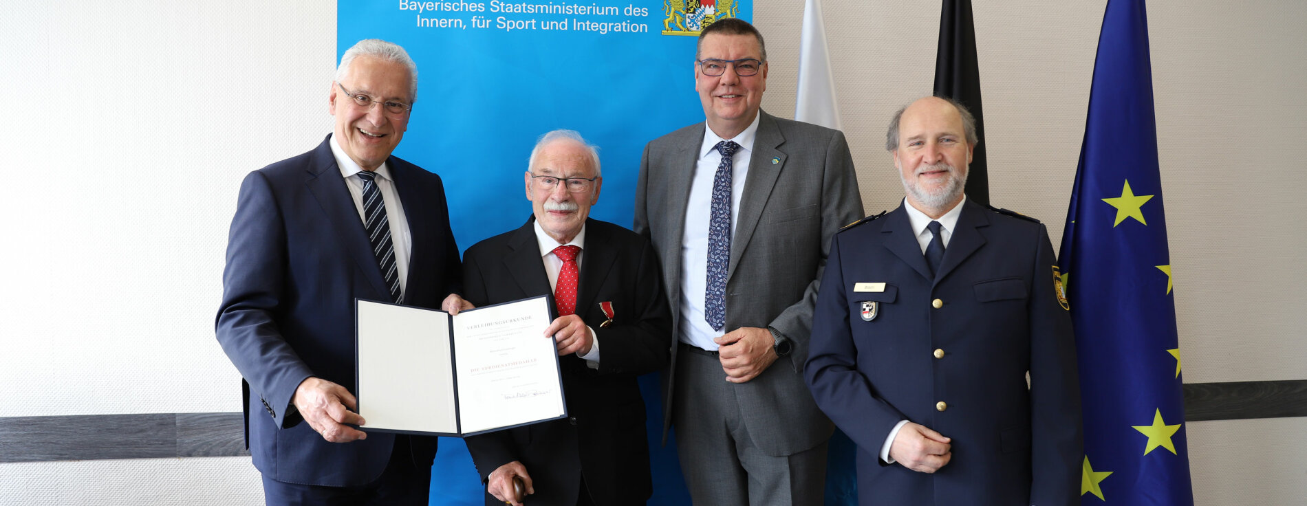 Gruppenfoto mit Medaille