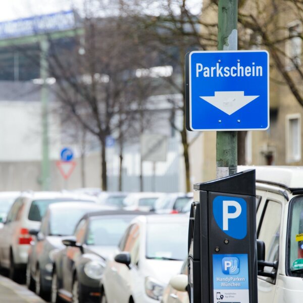 Straßenparkplatz mit Parkautomaten