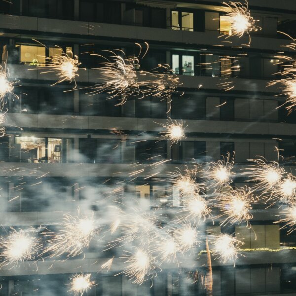 Feuerwerkskörper vor Wohngebäude