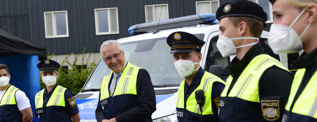 Innenminister Joachim Herrmann mit Polizistinnen und Polizisten (Archiv)