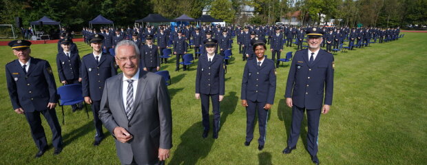 Innenminister Herrmann und neue Polizistinnen und Polizisten